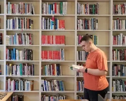Kitap kurdu Asil okuma sevgisiyle örnek oluyor