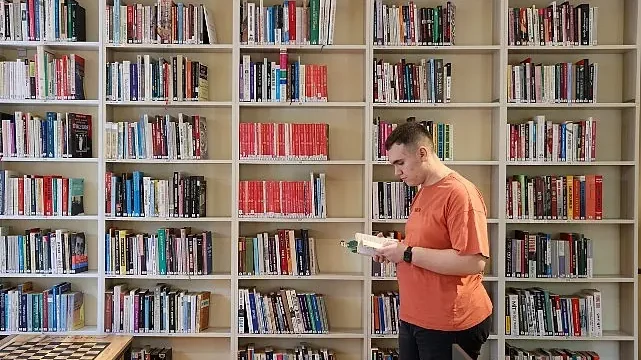 Kitap kurdu Asil okuma sevgisiyle örnek oluyor