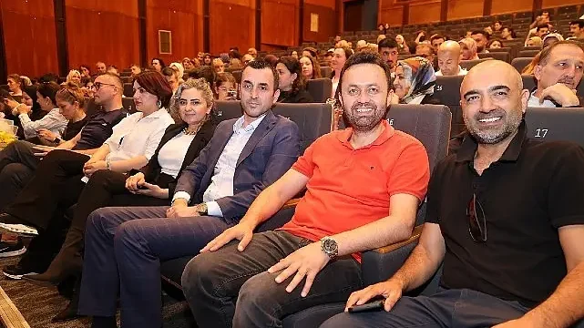 KO-MEK kursiyerlerine sahnede tam not
