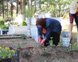 Kocaeli Büyükşehir bayramda vefa geleneğini yine sürdürdü;  Kabirlere çiçek, gönüllere huzur