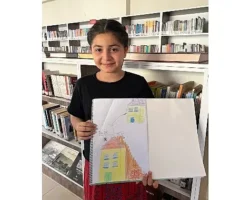 Minik eller renkli hayaller çizdi
