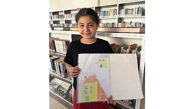 Minik eller renkli hayaller çizdi