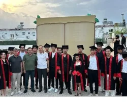 Öğrencilerin mezuniyet sevinci