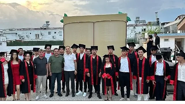 Öğrencilerin mezuniyet sevinci
