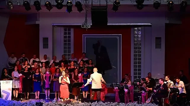 “Türkü Gibi Şarkılar” Ayakta Alkışlandı