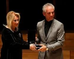 Uluslararası İzmir Festivali Açılışında Ege Üniversitesine Plaket
