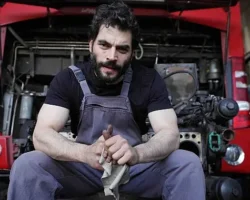 Akın Akınözü ‘Veliaht’taki Karakteri İçin Araba Tamirhanesine Girdi!