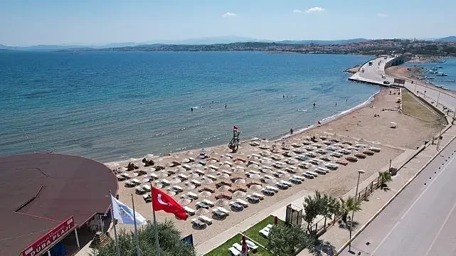 Ayvalık’ta Yaz Kitapla Güzel: “Kitap Plajda!” Projesi Belediye Plajlarında Başlıyor