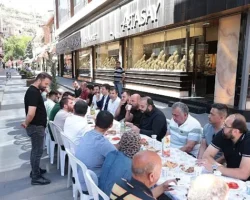 Başkan Arı, Çarşı Esnafıyla Kahvaltı Yaptı