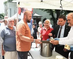 Başkan Aydın vatandaşlara aşure dağıttı