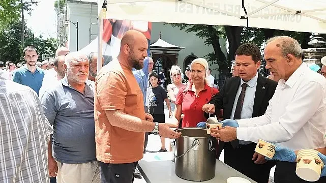 Başkan Aydın vatandaşlara aşure dağıttı
