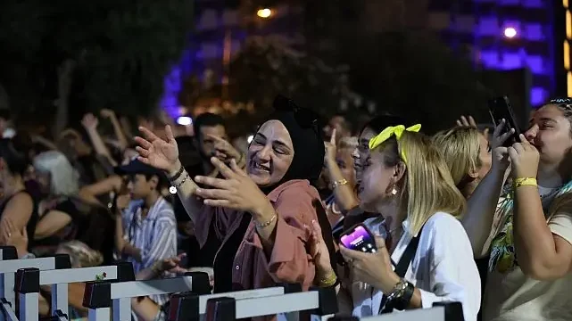 Başkan Çerçioğlu’ndan Kuşadası’nda Müzik Dolu Gece