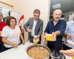Başkan Tugay aşure bereketini paylaştı