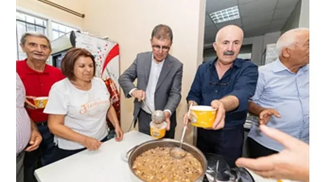 Başkan Tugay aşure bereketini paylaştı