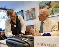 Başkan Tugay Prof. Dr. Ruşen Keleş’in imza gününe katıldı