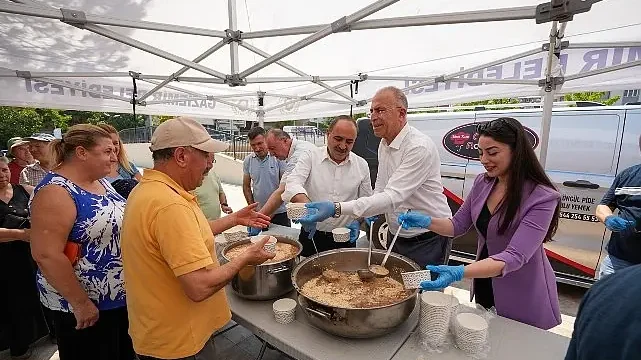 Başkan Ünal Işık, yurttaşlarla aşurenin bereketini paylaştı