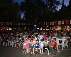 Bornova’da Açık Hava Sineması’yla gülmeye devam