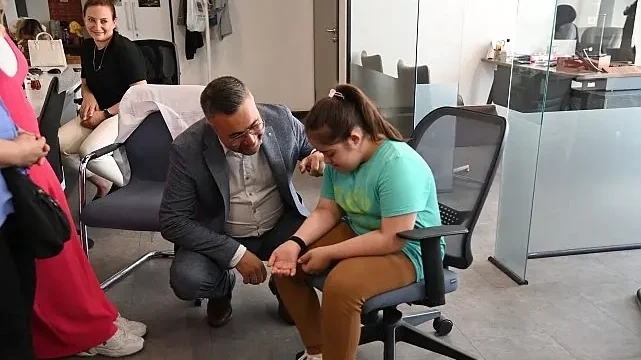 Büyükşehir’in “Ben Buradayım” Projesinde Bileklik Dağıtımı Sürüyor