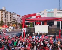 Canik Belediyesi’nin Açık Hava Konser ve Sinema Gecesi coşku dolu anlara sahne oldu.