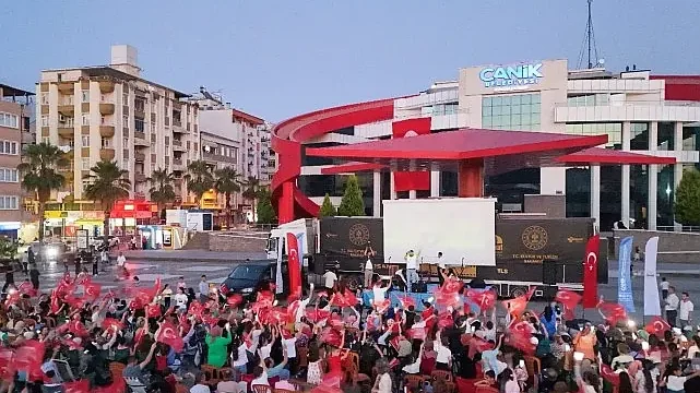 Canik Belediyesi’nin Açık Hava Konser ve Sinema Gecesi coşku dolu anlara sahne oldu.