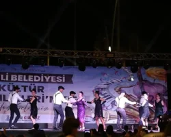 Dikili Belediyesi Kültür Etkinlikleri dansın ve ritmin coşkusuyla başladı