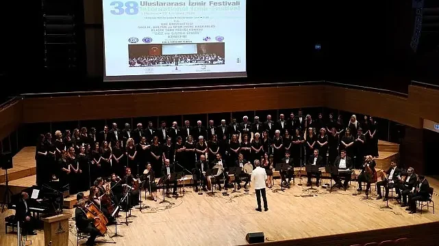 EÜ Klasik Türk Müziği Korosu’ndan İzmir Festivali’nde Unutulmaz Performans