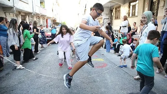 Geleneksel Sokak Oyunları ‘Sokakta Oyun Var’ ile Yeniden Yaşatılıyor