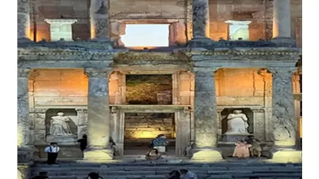 Gençler Efes’i keşfetti