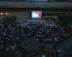 Gölcüklülerden açık havada film gösterimine yoğun ilgi