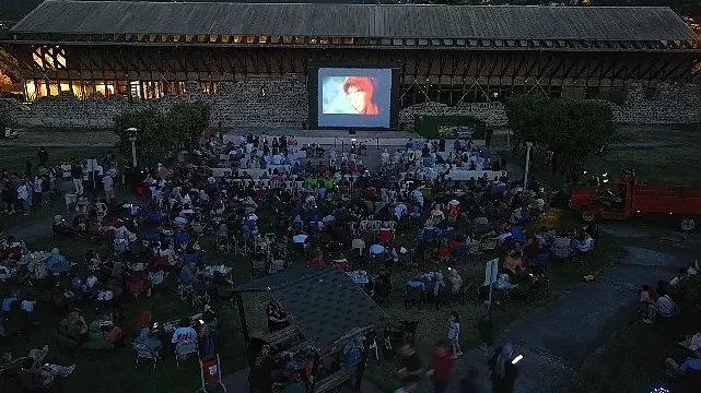 Gölcüklülerden açık havada film gösterimine yoğun ilgi
