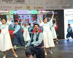 İnegöl’ün Kültür Ve Kardeşlik Festivalinde Altın Mobilyanın Sahibi KKTC