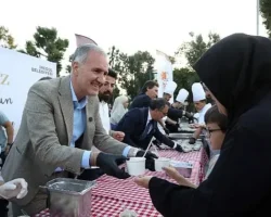 İnegöl’ün Yeni Meydanında Aşure Kazanları Kaynadı