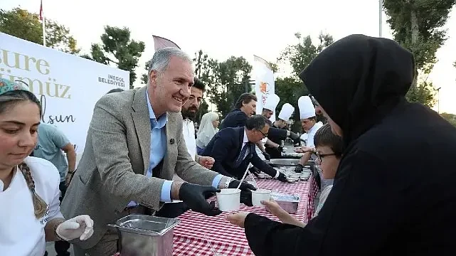 İnegöl’ün Yeni Meydanında Aşure Kazanları Kaynadı
