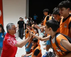 Kemer Belediyesi ücretsiz basketbol ve voleybol kursları başladı