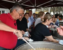 Kemer Belediyesi’nin aşure ikramları sürüyor