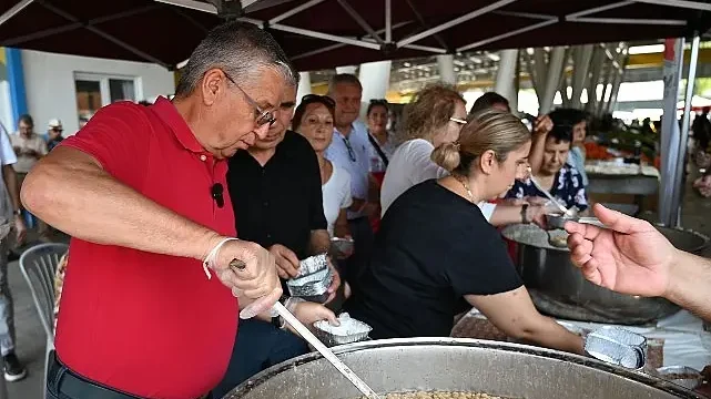 Kemer Belediyesi’nin aşure ikramları sürüyor