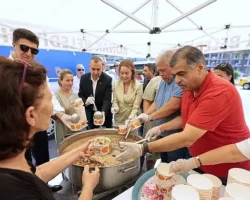 Konak’ta aşure bereketi: Başkan Mutlu’dan vatandaşlara ikram
