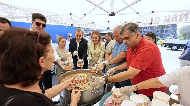 Konak’ta aşure bereketi: Başkan Mutlu’dan vatandaşlara ikram