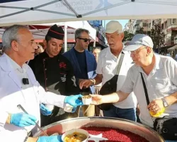 Küçükçekmece Belediyesi’nden Binlerce Kişiye Aşure İkramı
