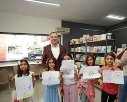 Minik Karikatüristler İş Başında! Ayvalık Belediyesi’nden Çocuklara Renkli Bir Yaz Atölyesi