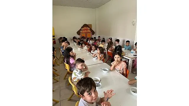Minik öğrencilere aşure ikramı