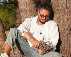 Oyuncu Engin Demircioğlu’ndan Sezen Aksu Coveri ‘Yanmışım Sönmüşüm Ben’