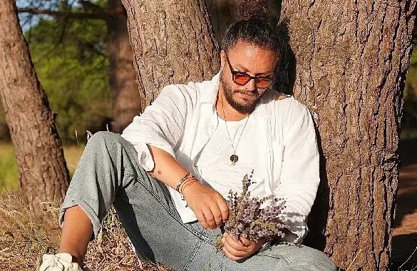 Oyuncu Engin Demircioğlu’ndan Sezen Aksu Coveri ‘Yanmışım Sönmüşüm Ben’