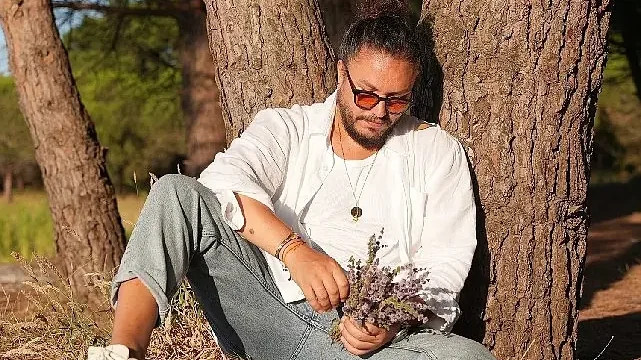 Oyuncu Engin Demircioğlu’ndan Sezen Aksu Coveri ‘Yanmışım Sönmüşüm Ben’