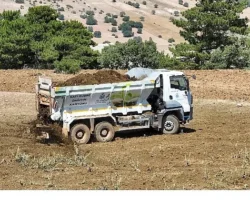 Selçuklu Belediyesi Üreticilere Kamyon Üzeri Gübre Dağıtım Makinesi ile Kolaylık Sağlıyor