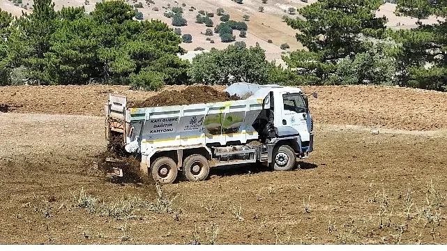 Selçuklu Belediyesi Üreticilere Kamyon Üzeri Gübre Dağıtım Makinesi ile Kolaylık Sağlıyor