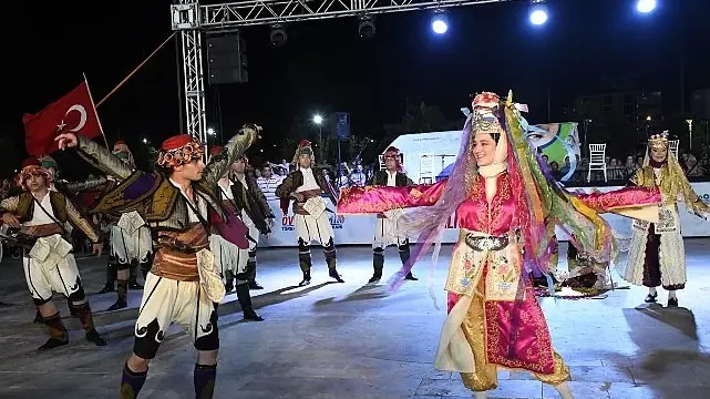 8 Ülke Torbalı’da Buluştu: Halk Dansları Geceye Damga Vurdu