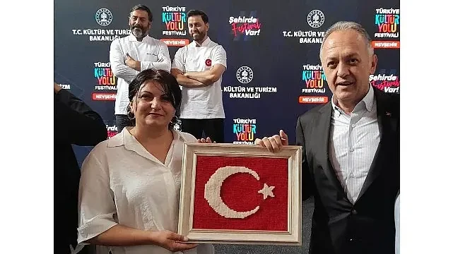 Atölyemizde Dokuduğumuz Türk Bayrağını Hediye Ettik