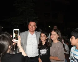 Başkan Aydın, Güneştepe’de çocuklarla açık hava sinemasında buluştu