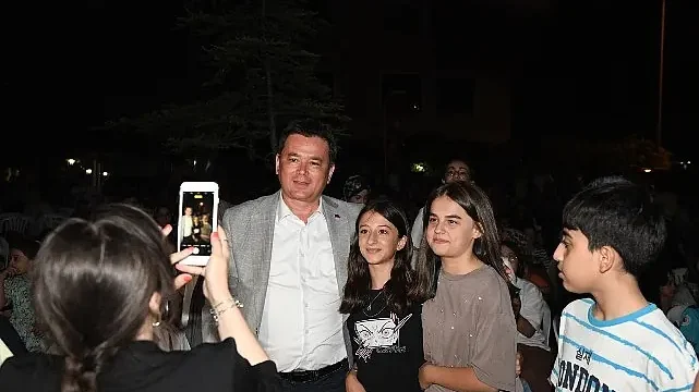 Başkan Aydın, Güneştepe’de çocuklarla açık hava sinemasında buluştu